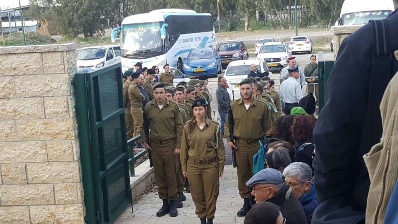 ההלוויה בבית העלמין קרית שאול // צילום: יהודה שלזינגר